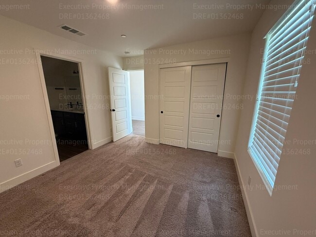 Building Photo - Spacious 4 bedroom/ 3 bathroom home