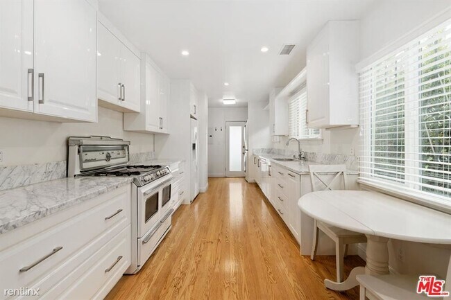 Building Photo - 3 br, 2 bath House - 470 S La Peer Dr
