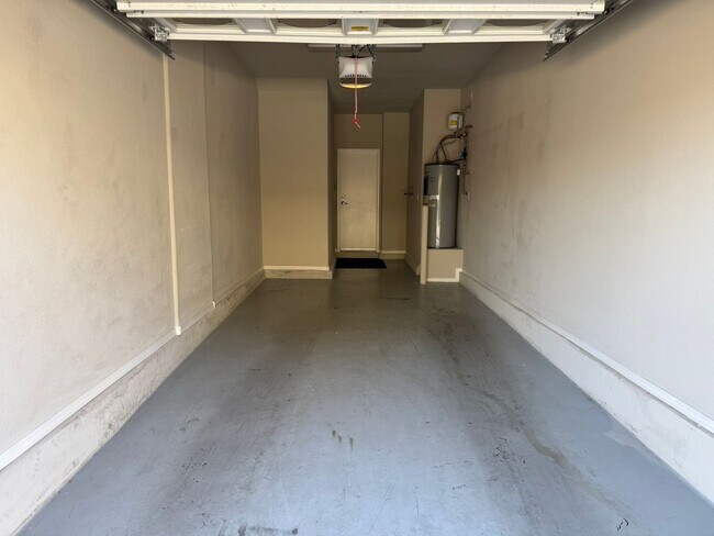 Building Photo - 2 Bedroom Townhome In Gated Community of P...