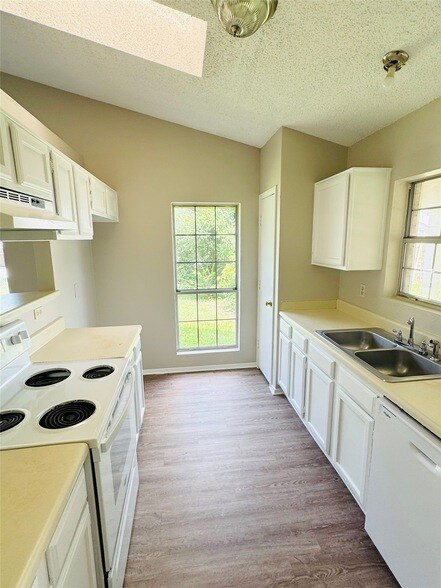 Building Photo - 821 Colchester Dr