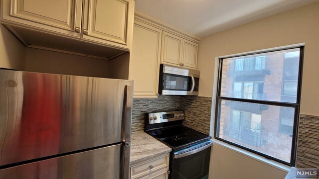 Building Photo - 70 Orient Way