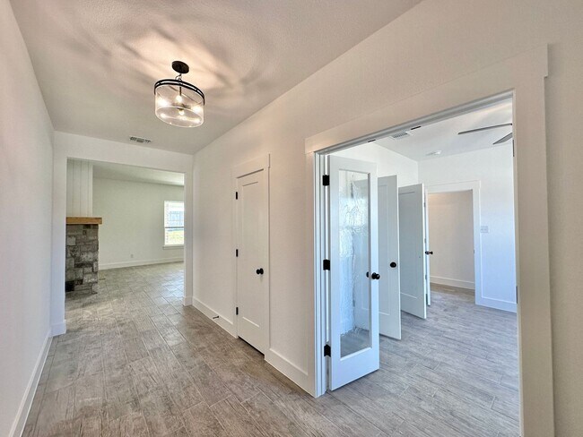 Foto del edificio - Viewable Now by Appointment Only!