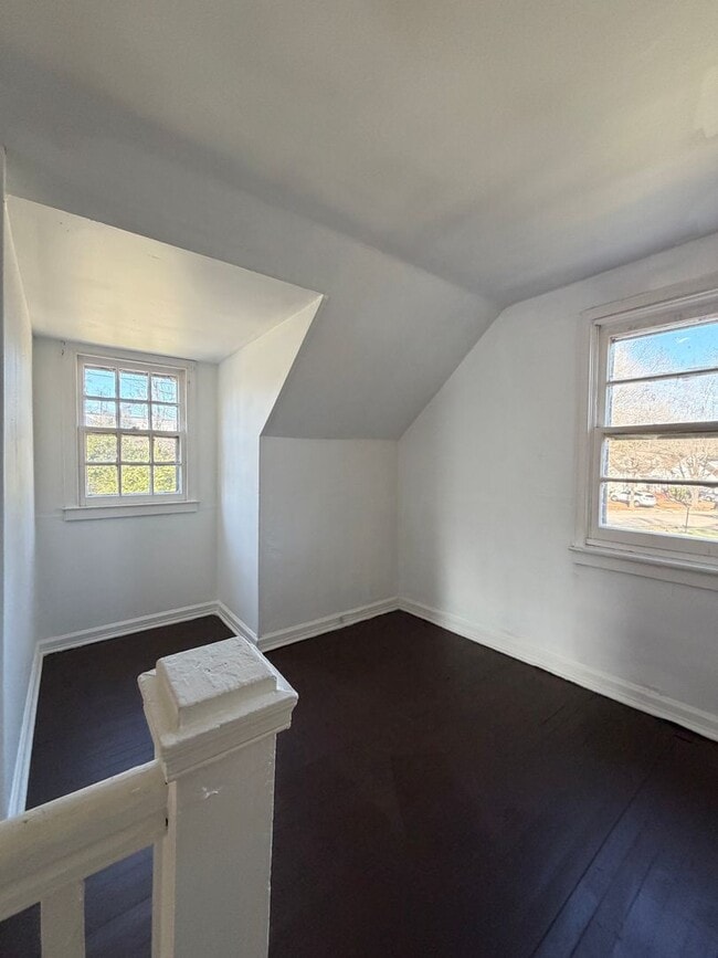 Building Photo - 3 Bed 1 Bath Home with Back Deck