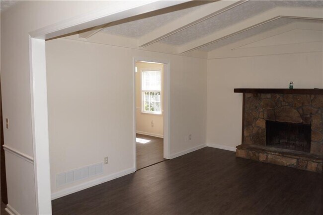 Building Photo - 4015 Woodland Dr NW