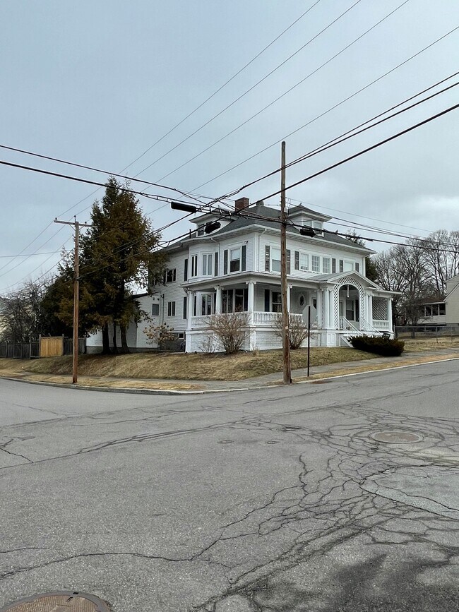 Foto del edificio - 482 E High St