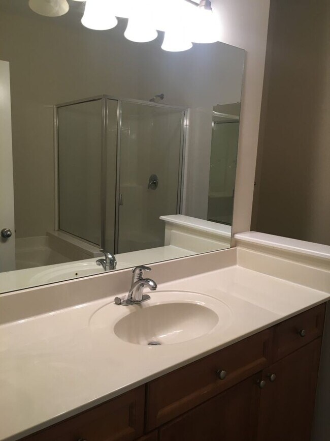 Foto del edificio - First Floor Lenox Village Condo