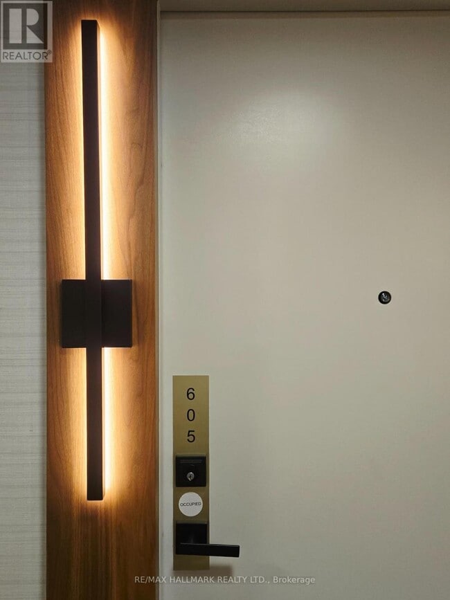 Building Photo - 327 King St W