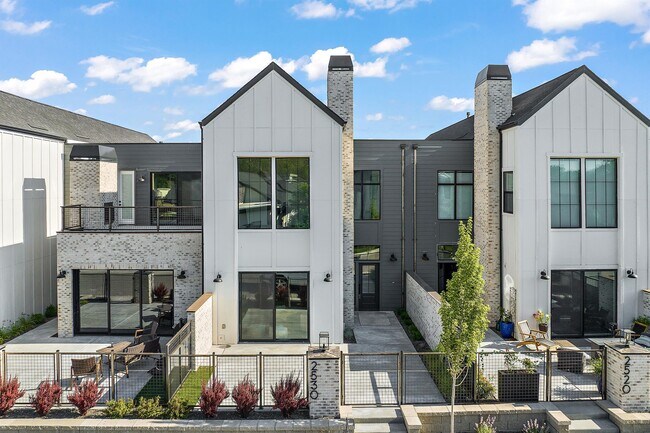 Building Photo - 2460 W Iron Coop St