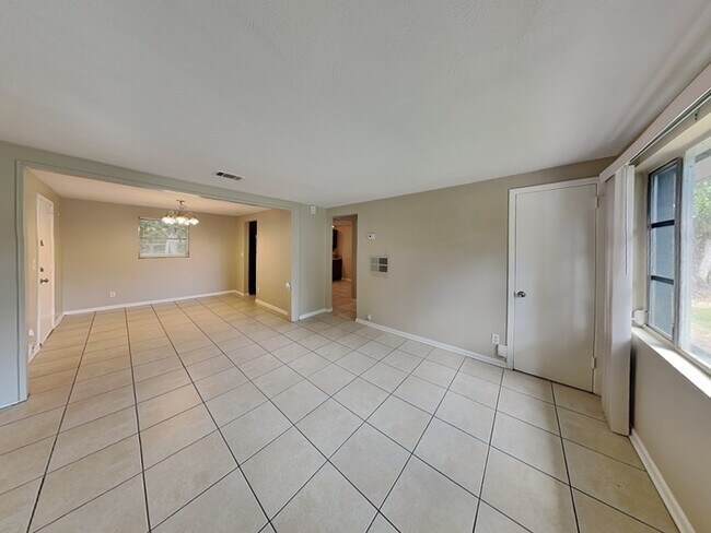 Foto del edificio - 6150 George Wood Ln W