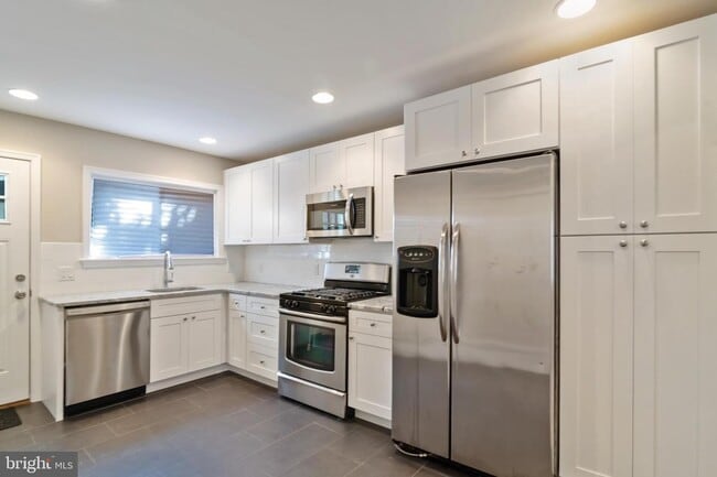 Kitchen - 1523 S Mole St