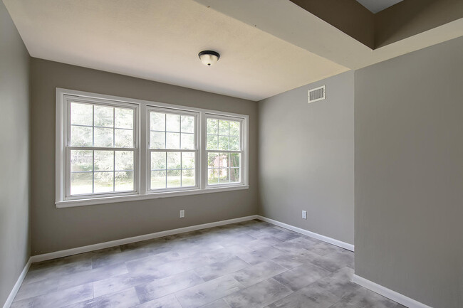 Dining - 1244 N Lakeview Dr