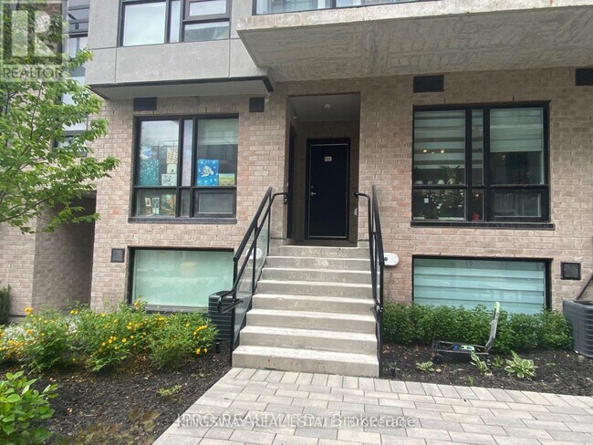 Photo du bâtiment - 851-851 Sheppard Ave W
