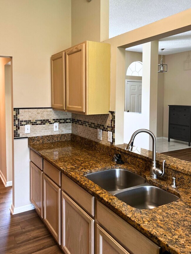 Foto del edificio - Charming 4/2 with fenced in yard