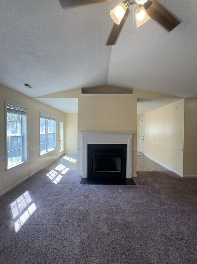 Foto del edificio - Wonderful 3 Bedroom Home-437 Boysenberry