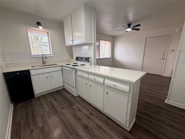 Foto del edificio - 3304 Red River St
