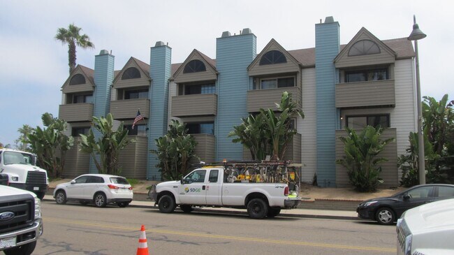 Foto del edificio - Condo with 2 car garage across from the beach