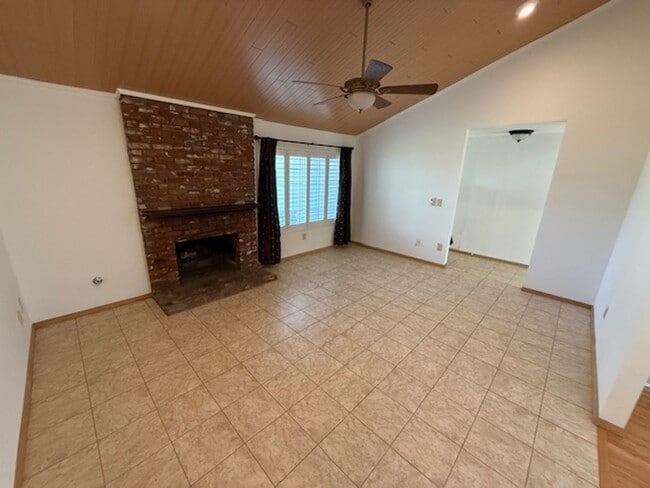 Foto del edificio - Charming Single-Story 3-Bedroom Home in Newhall!
