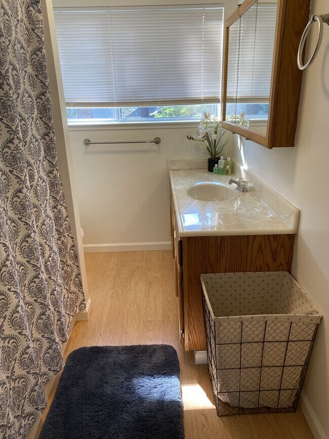 Building Photo - STUDIO - Large 500 Sq Ft Apartment in Jane...