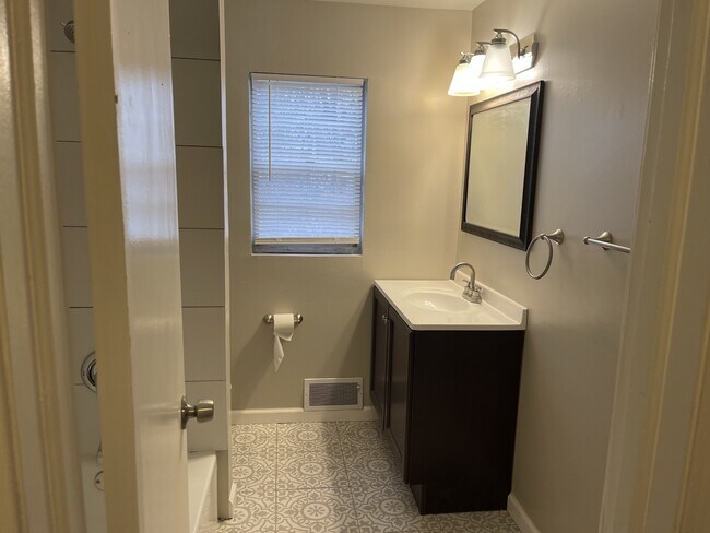 Foto del edificio - 7344 Wayne Ave