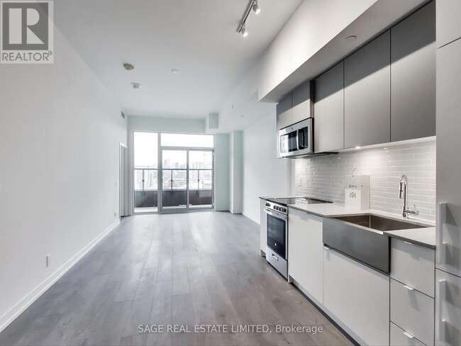 Building Photo - 270-1270 Dufferin St