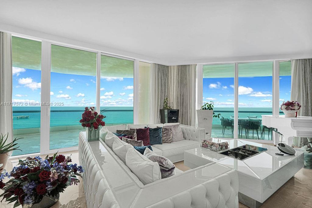 Foto principal - 16051 Collins Ave