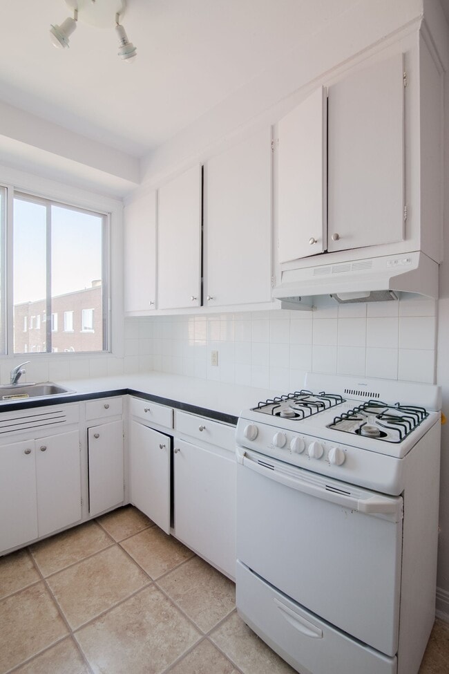 Photo du bâtiment - 4505 Dupuis Avenue 4505 Avenue Dupuis