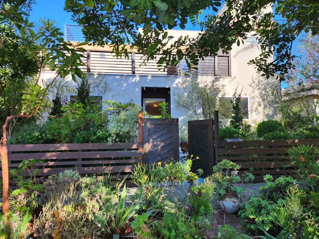 Building Photo - 2800 Clune Ave