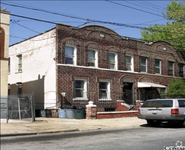 Foto principal - 881 Belmont Ave