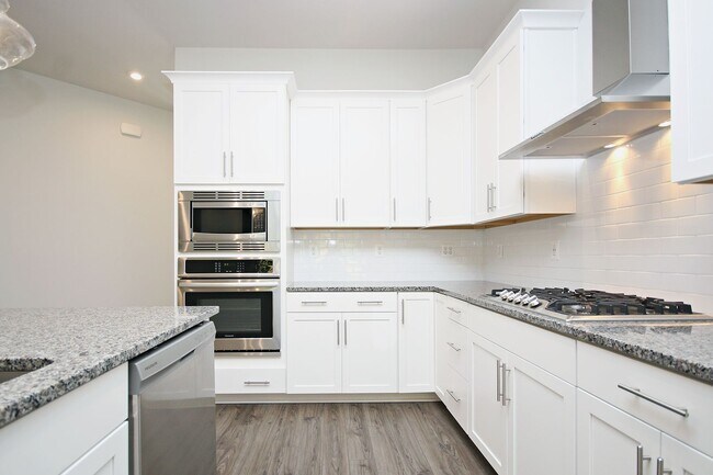 Building Photo - Avinity Townhome With Main Level Bedroom