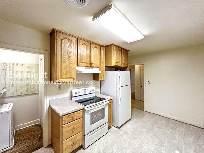 Building Photo - 508 Newport Ave