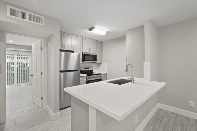 Building Photo - 2121 Fountain View Dr