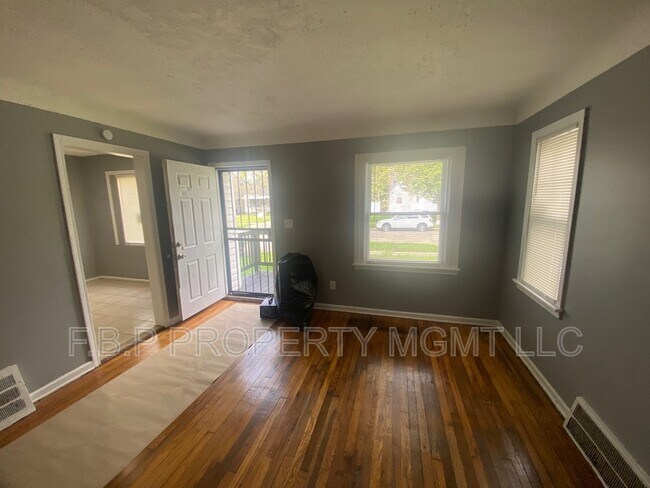 Building Photo - 8850 Rosemont Ave