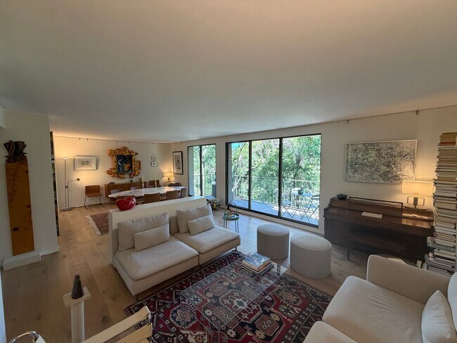Foto del edificio - 3 bedroom | 2 bathroom | 4th floor condo in East Sacramento