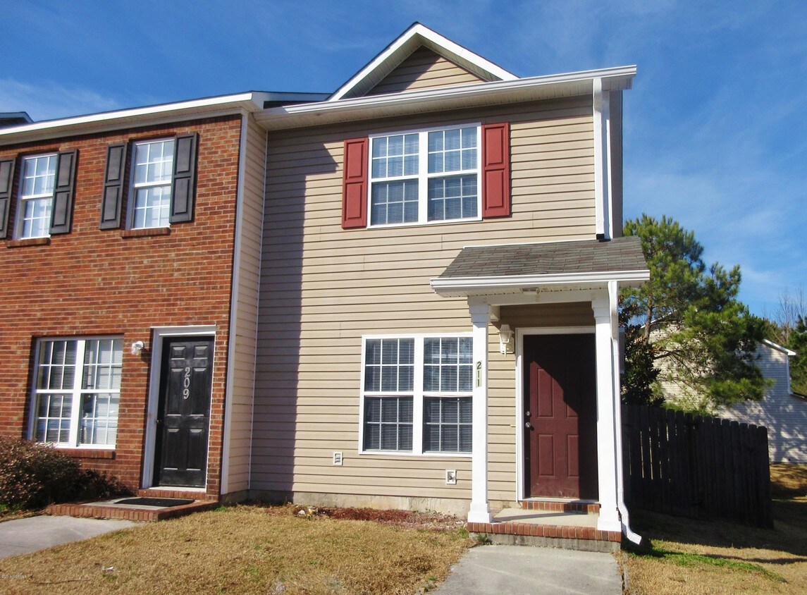 211 Meadowbrook Ln, Jacksonville, NC 28546 Townhome Rentals in