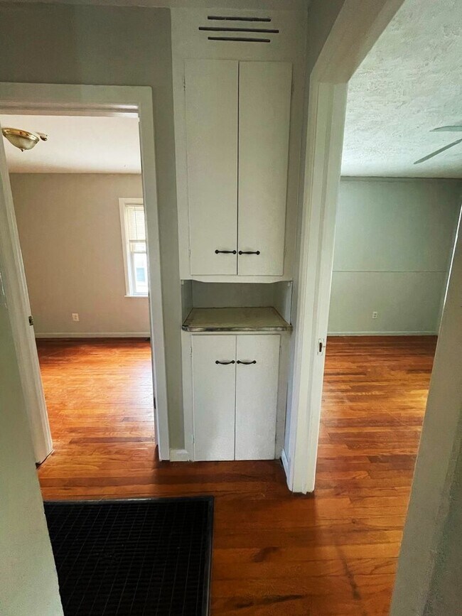 Building Photo - Darling Home near Depot Town! Flexible Mov...