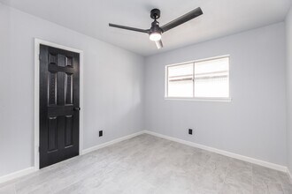 Building Photo - 1109 E Columbia Ln