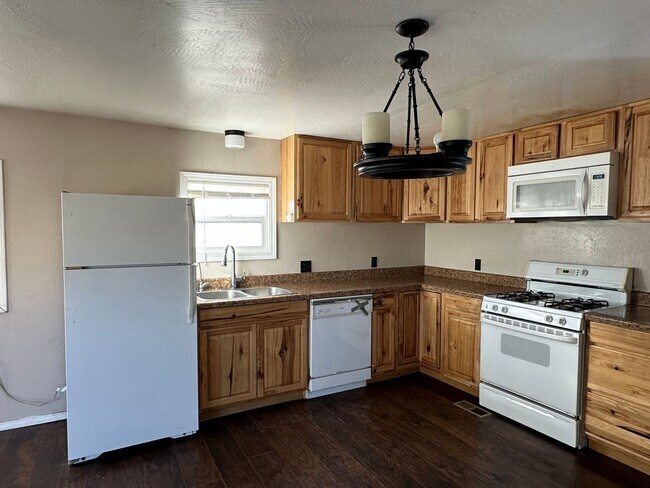 Building Photo - 3 Bedroom 1 Bathroom trailer available to ...