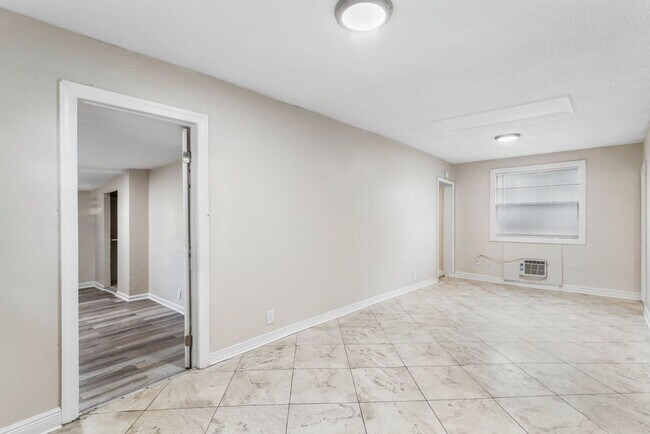 Foto del edificio - 3bdrm/1bath Home with large fenced yard  ** Section 8 OK ** $1,695.00