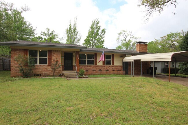 Foto del edificio - Adorable 3 Bed 2 Bath in Tyler with TWO Living Spaces! 1/2 OFF FIRST FULL MONTHS RENT!!