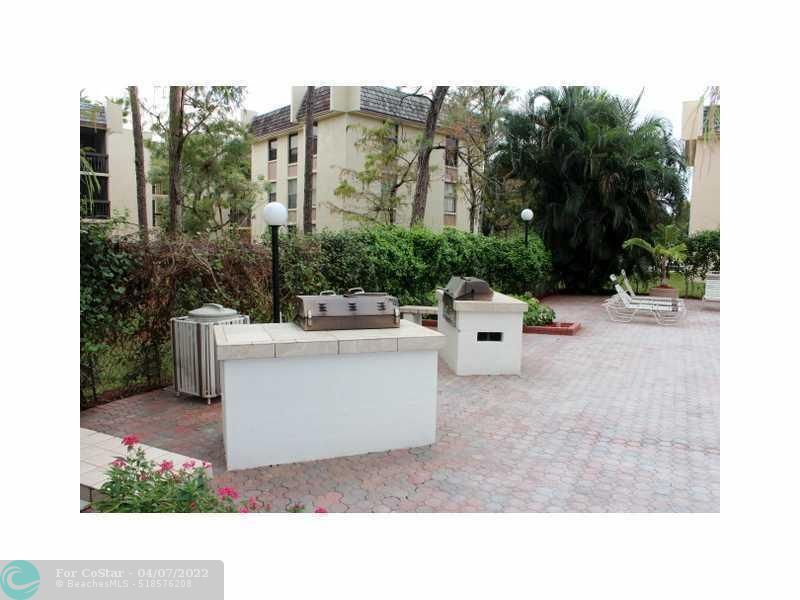 Foto principal - 8429 Forest Hills Dr