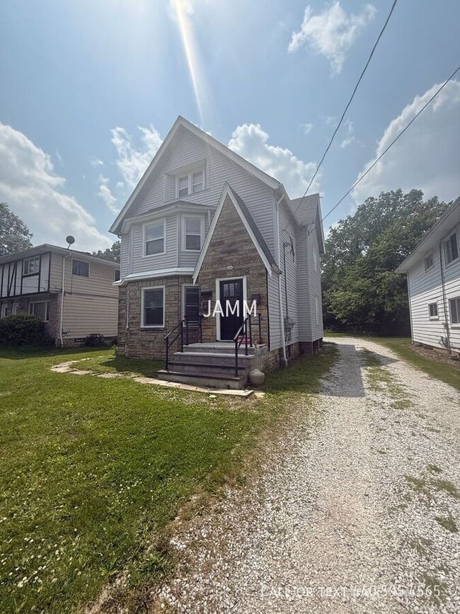 Building Photo - 1588 S Green Rd