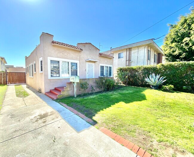 Foto del edificio - 216 W Hillcrest Blvd