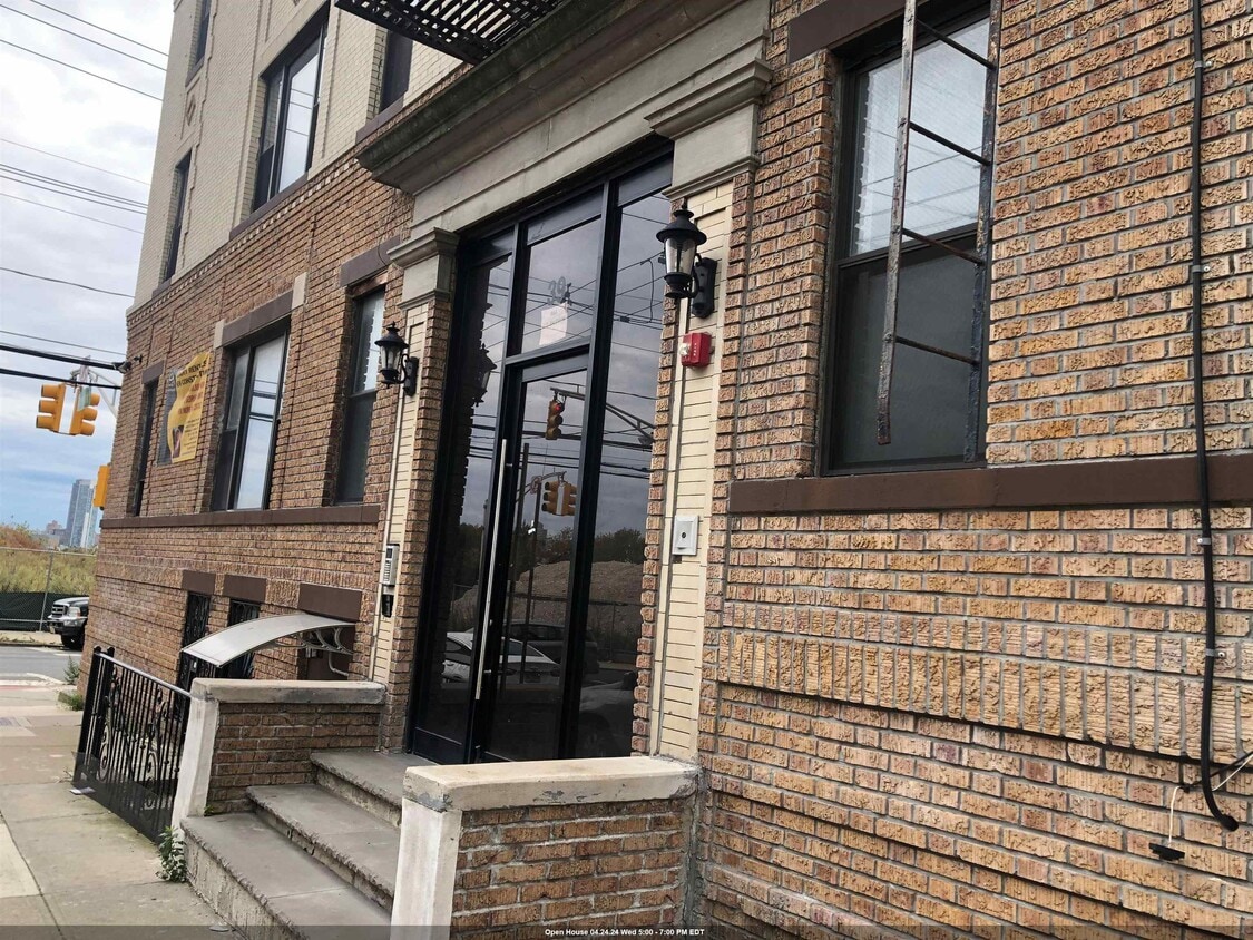 39 Newkirk St Unit 3A, Jersey City, NJ 07306 Room for Rent in Jersey