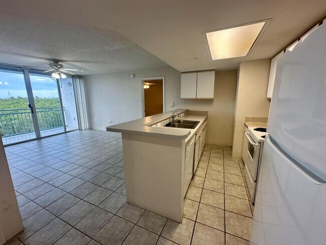 Foto del edificio - 3675 Seaside Dr