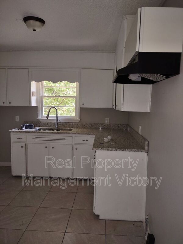Foto del edificio - 922 Woodward Rd
