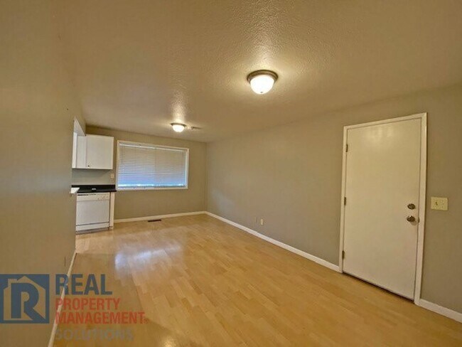 Building Photo - Gorgeous Single Level Home Near Oak Creek!