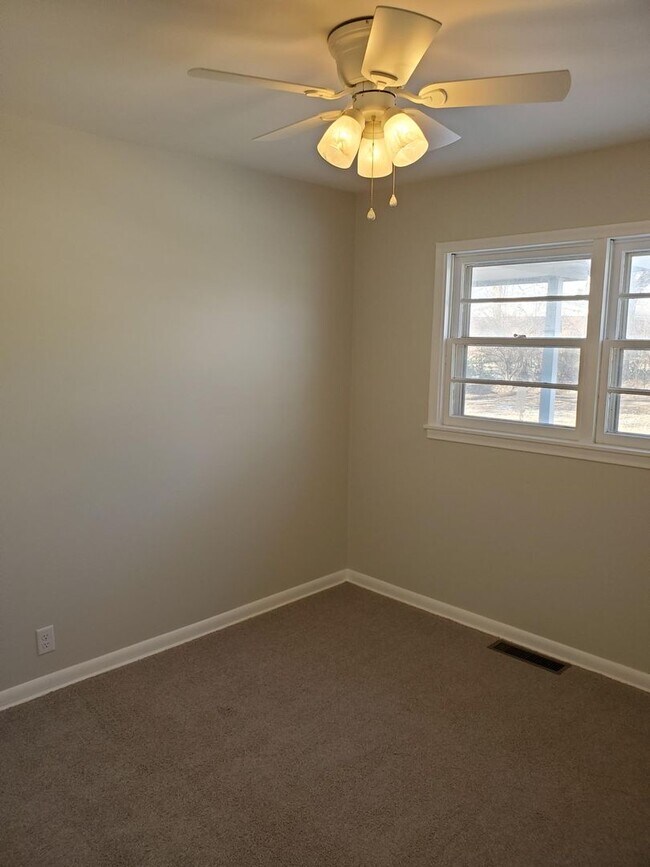 Foto del edificio - Like New 3 bedroom 1.5 bath  Ranch Near Kellogg and Rock