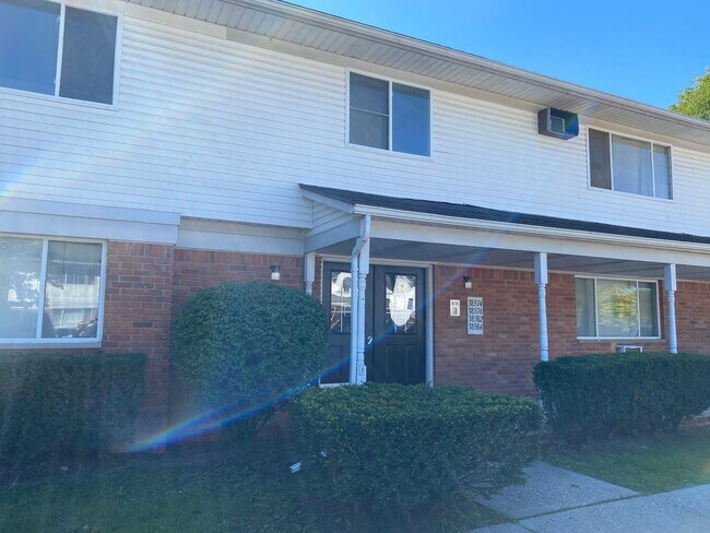 Foto del edificio - 2 Bedroom Condo in Clinton Township
