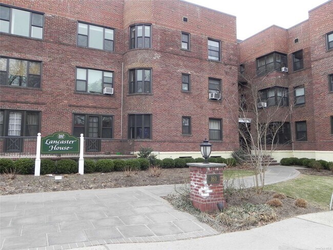 Foto del edificio - 160 S Middle Neck Rd