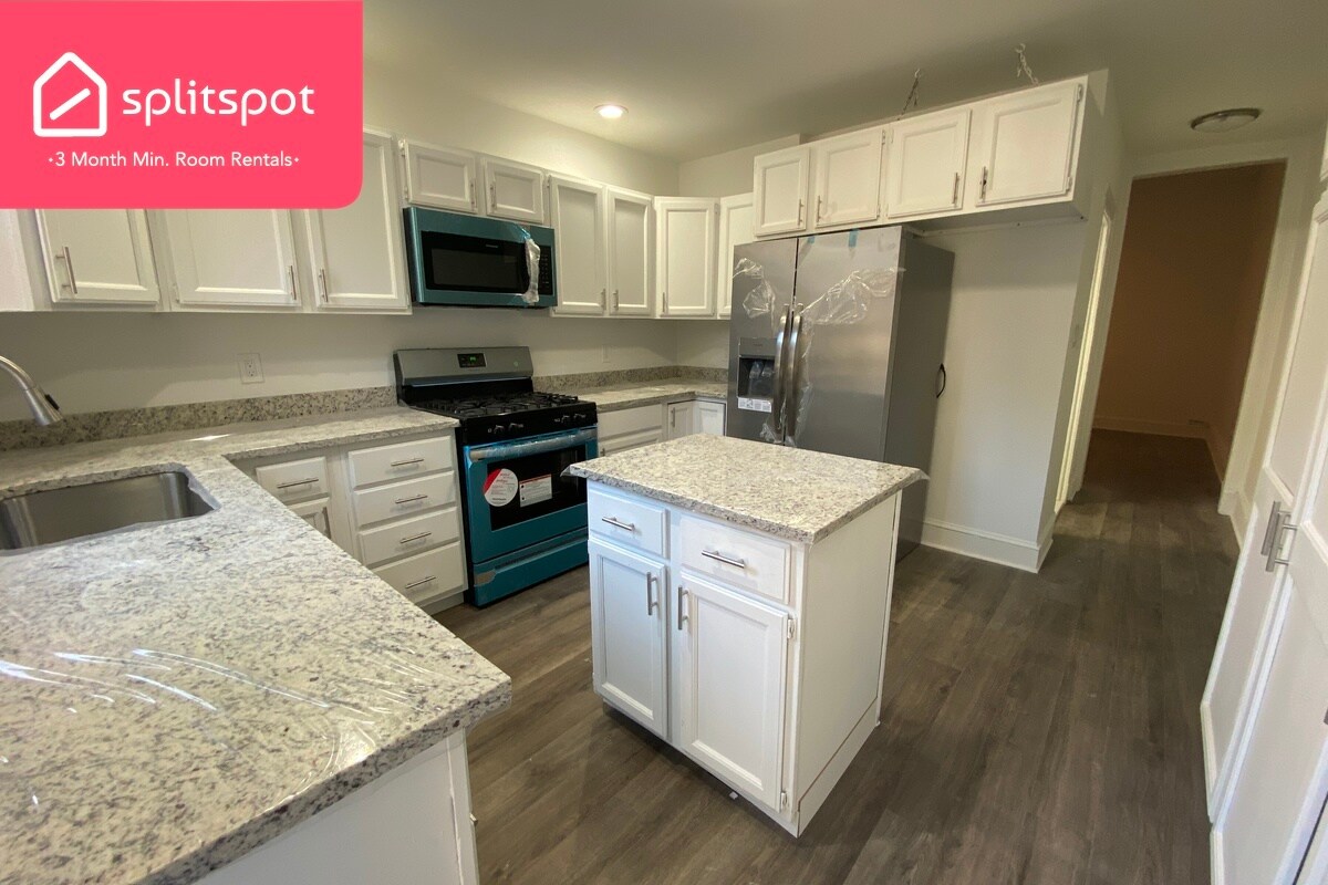 Primary Photo - Private room in 9 bedroom Washington Apart...